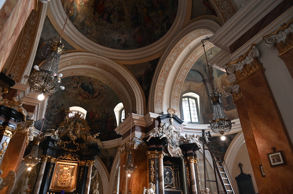高いアーチ型の天井と壁に絵が描かれた教会