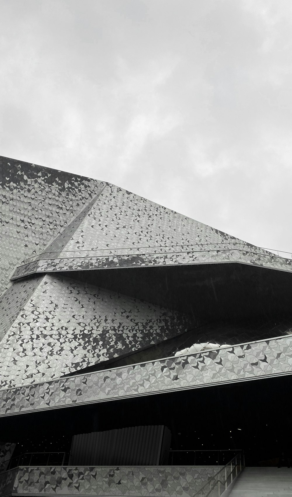 a black and white photo of a building