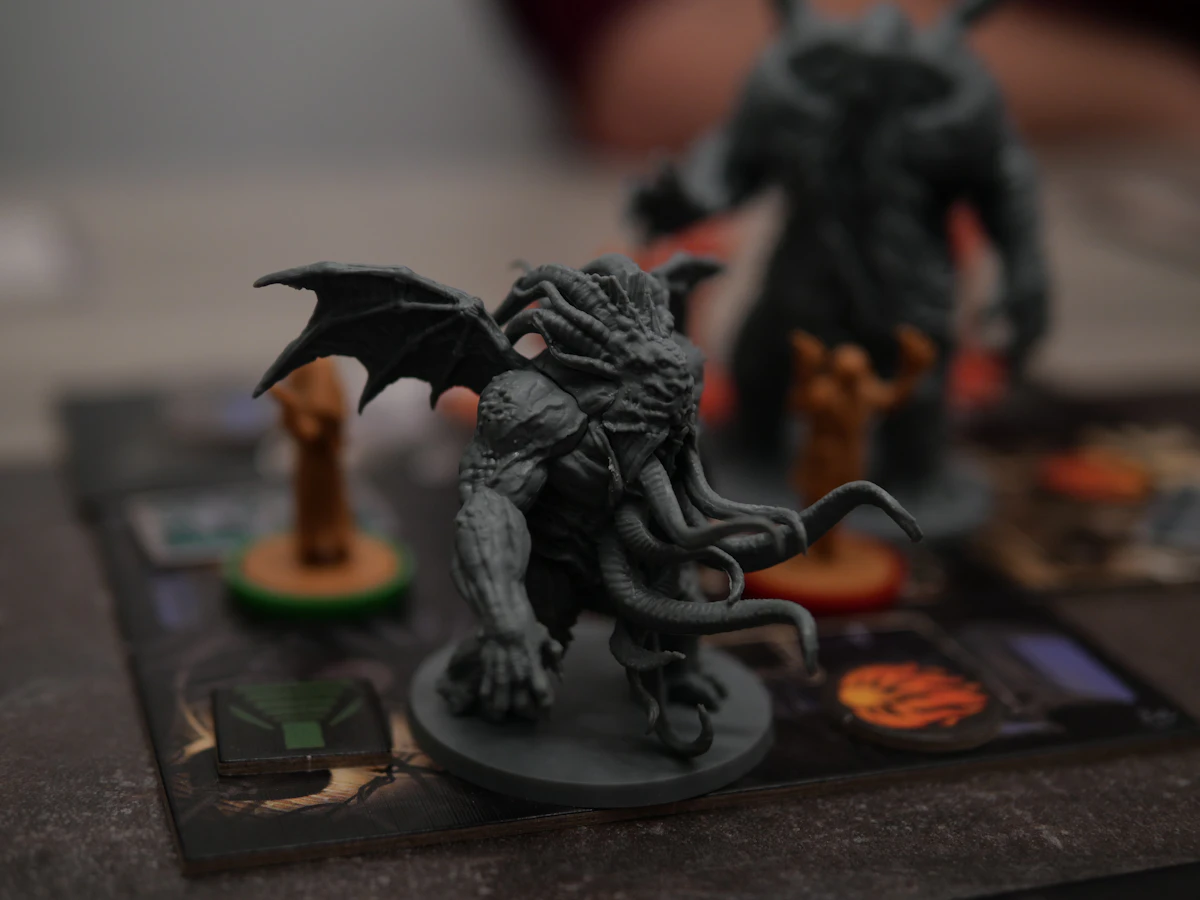 Gros plan d'une figurine de dragon très détaillée imprimée pour jeu de plateau