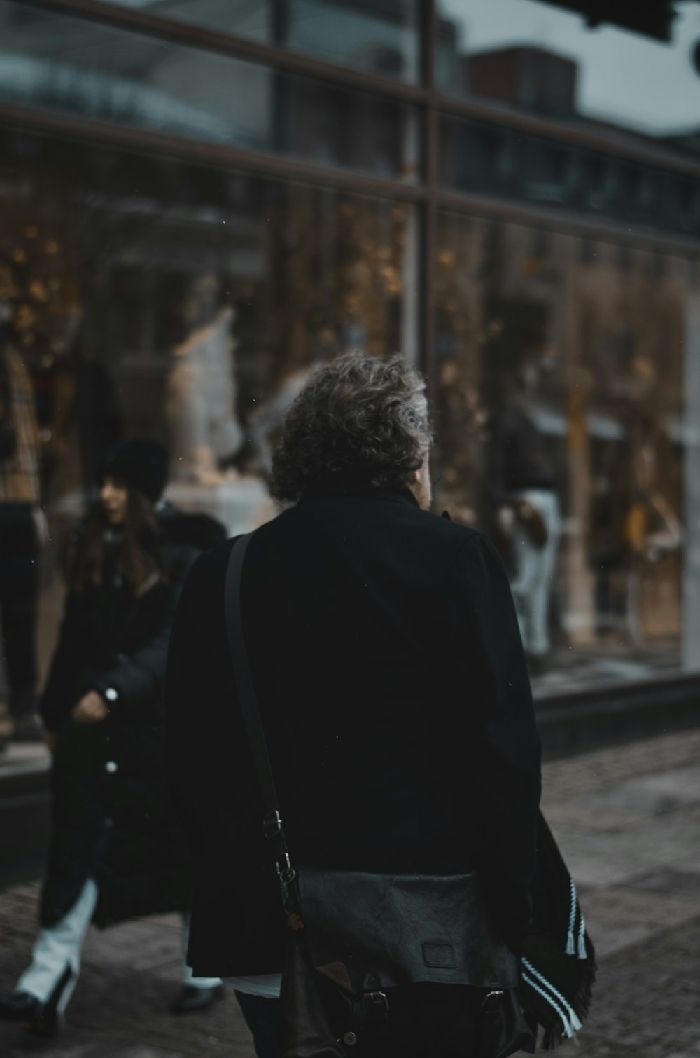 Mujer joven caminando en la calle de la ciudad, estilo de vida de otoño con  ropa de moda. Mujer profesional urbana en chaqueta de cuero negro,  leggings, falda Fotografía de stock 