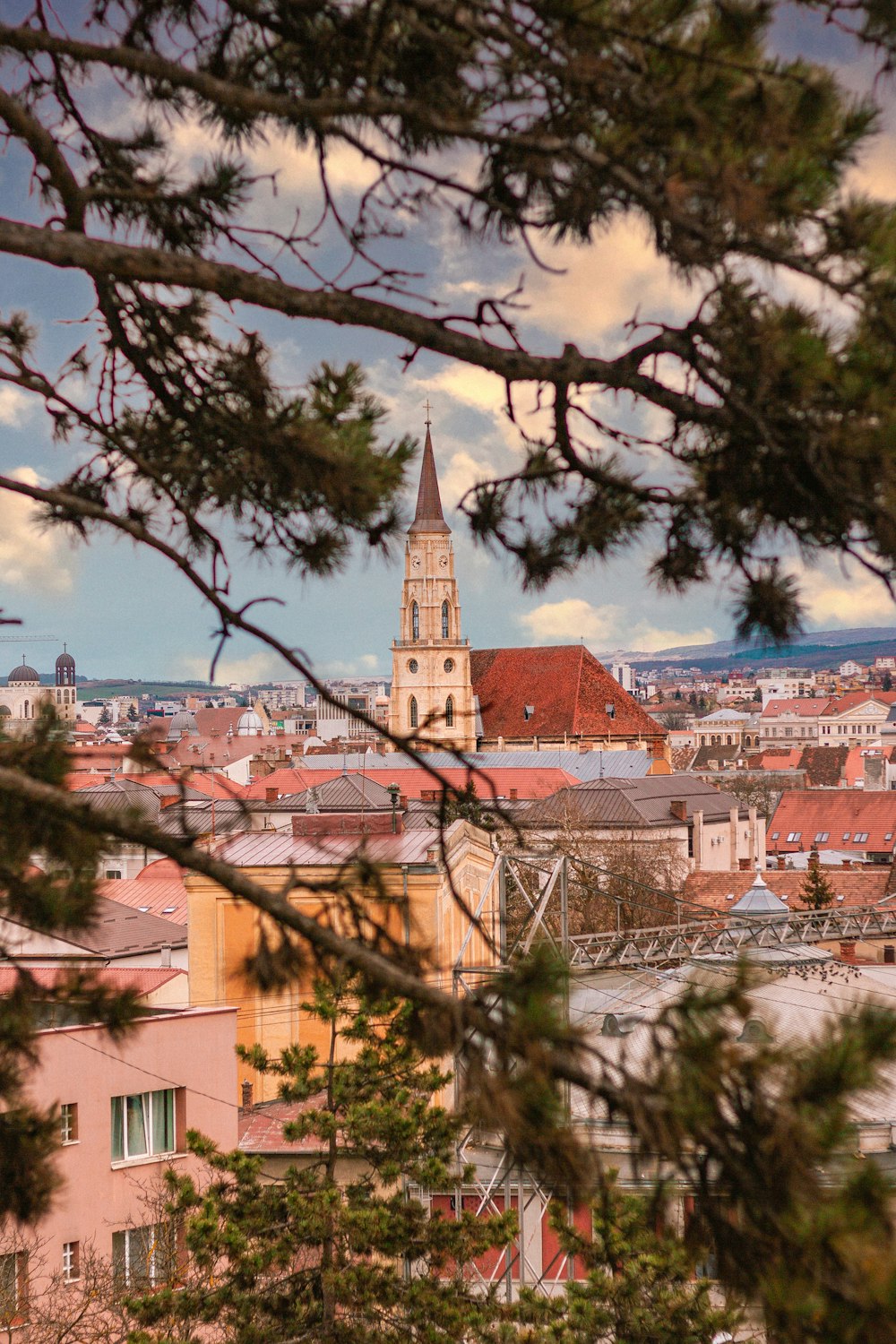 Blick auf eine Stadt mit Uhrturm