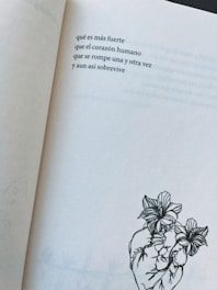 Cover of the poetry book titled 'La vida en versos' with artistic calligraphy.