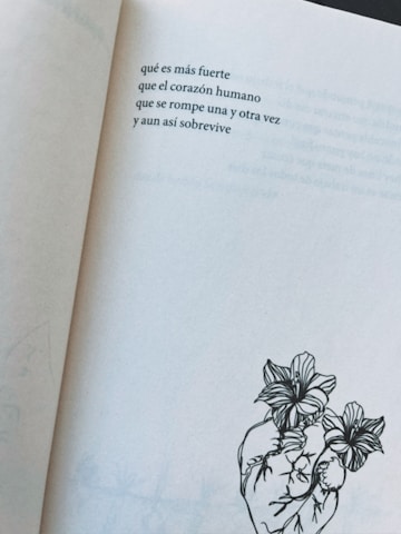 A page from a book featuring a short poem in Spanish about the resilience of the human heart. Below the poem, there is a minimalistic line drawing of a heart intertwined with blooming flowers.