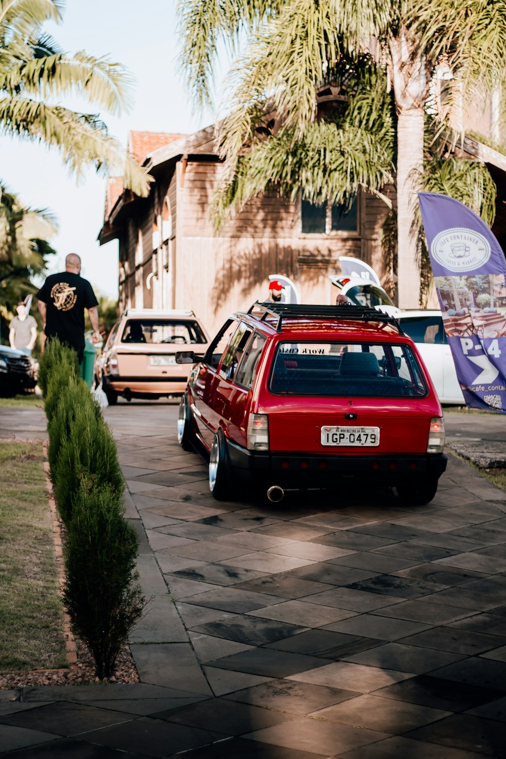 um carro vermelho estacionado na beira de uma estrada