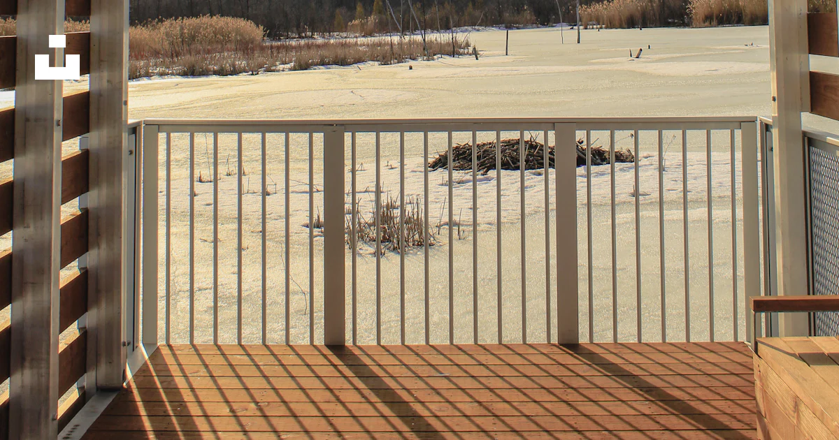Foto Una vista de un campo nevado desde un porche cubierto – Imagen ...