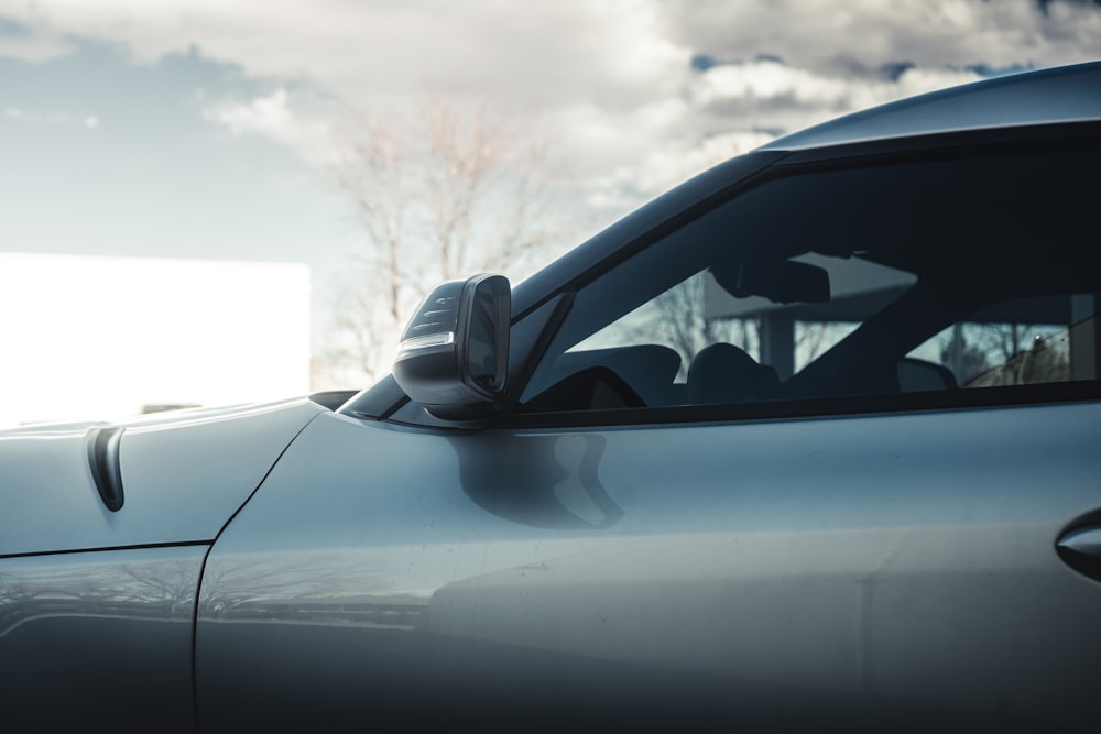 Un primer plano de un coche con un fondo de cielo