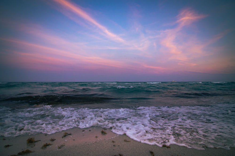 a beach that has some waves in it