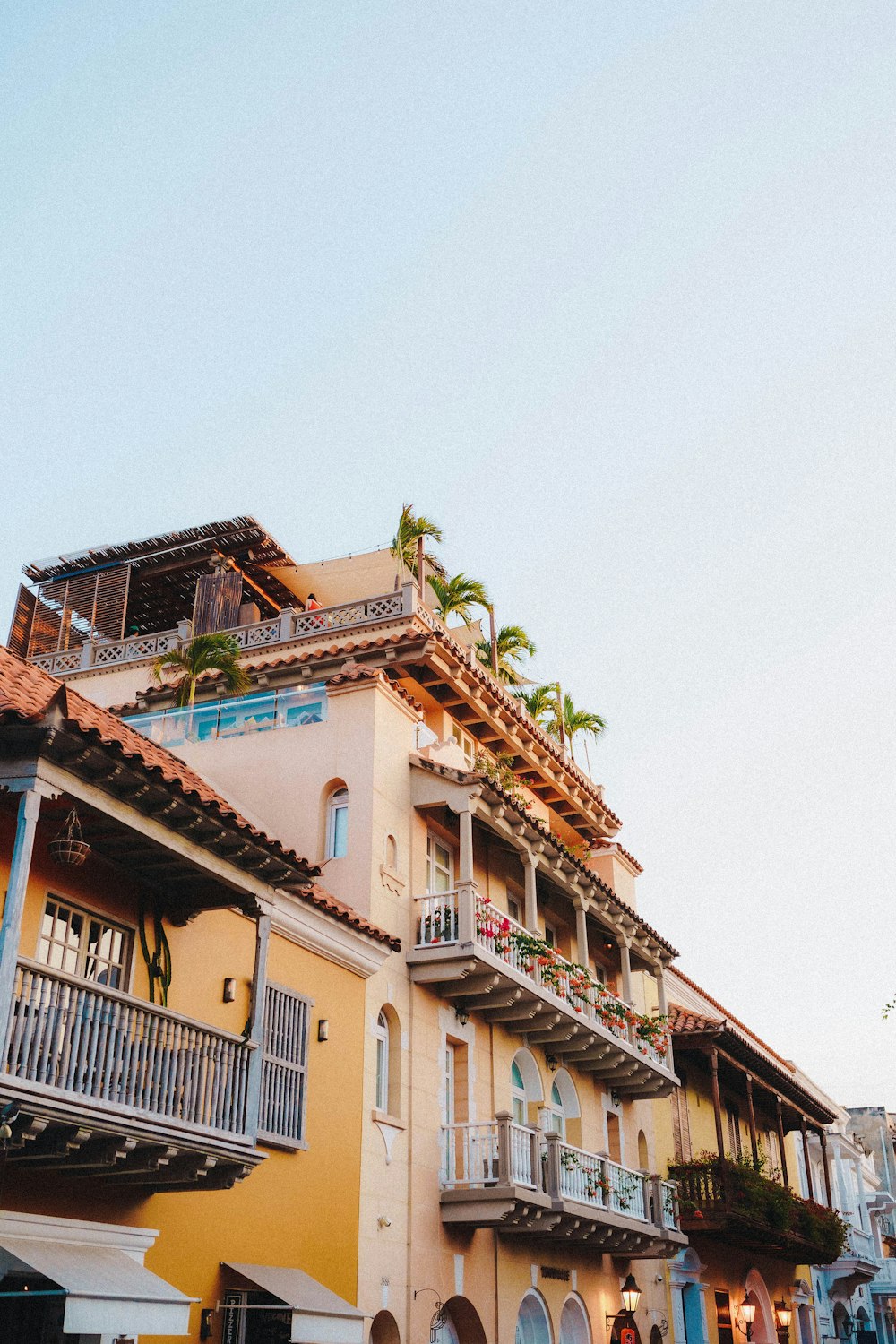 Un edificio alto con balcones y balcones en la parte superior