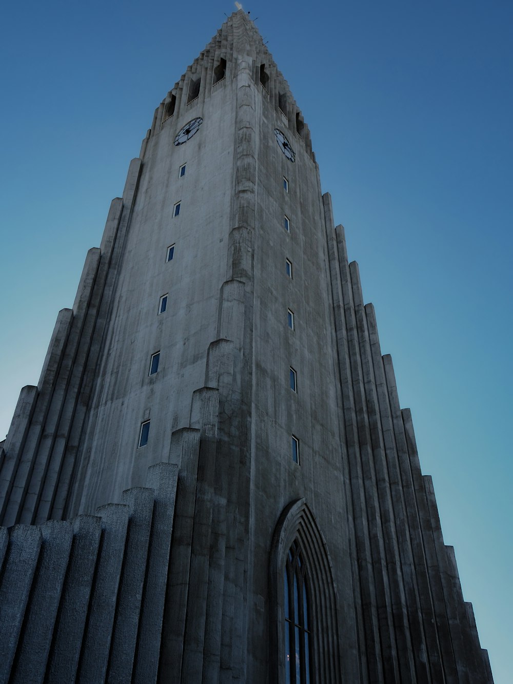 uma torre alta com um relógio no topo dela