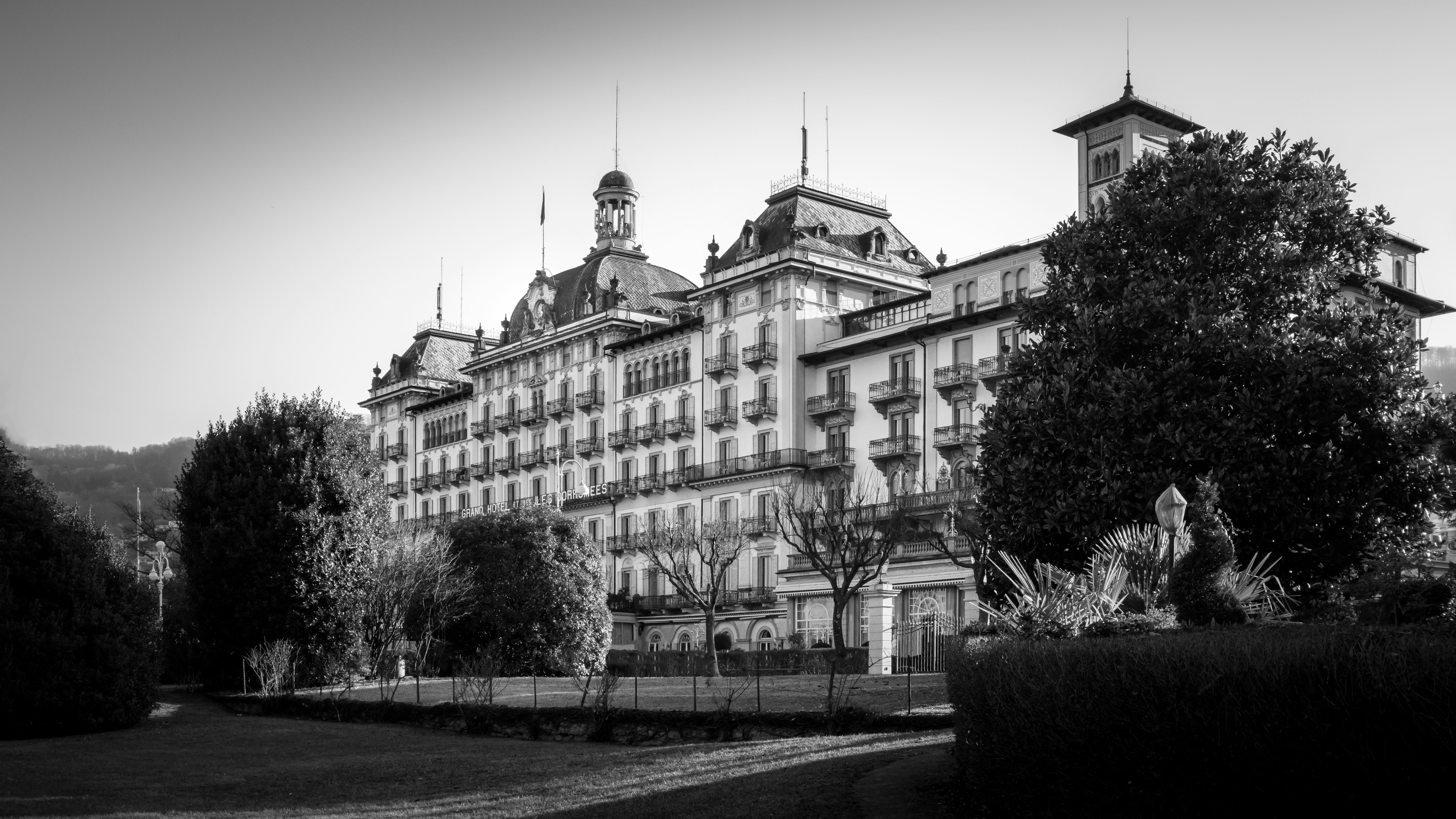 a black and white photo of a large building, 