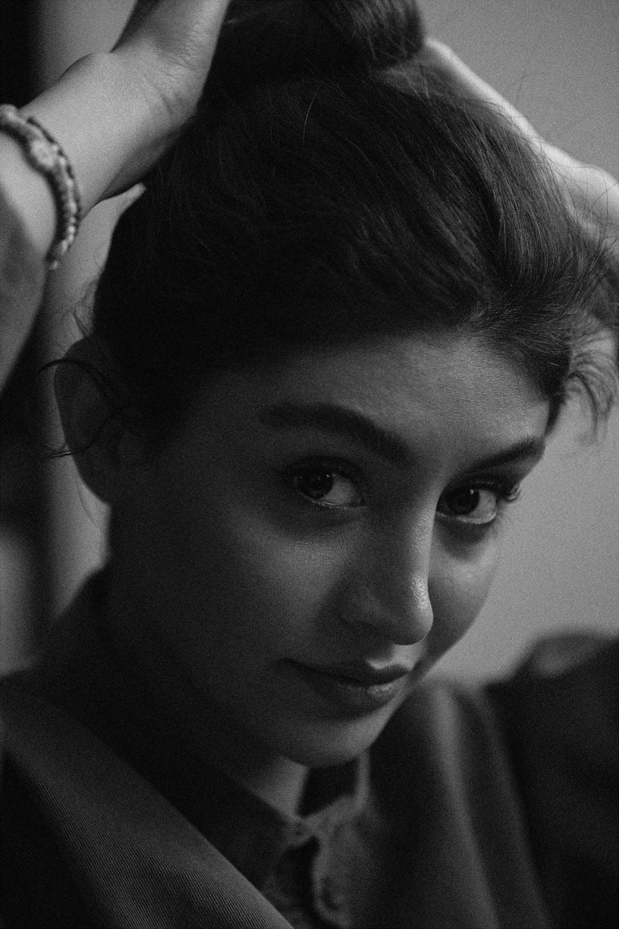Una foto en blanco y negro de una mujer joven