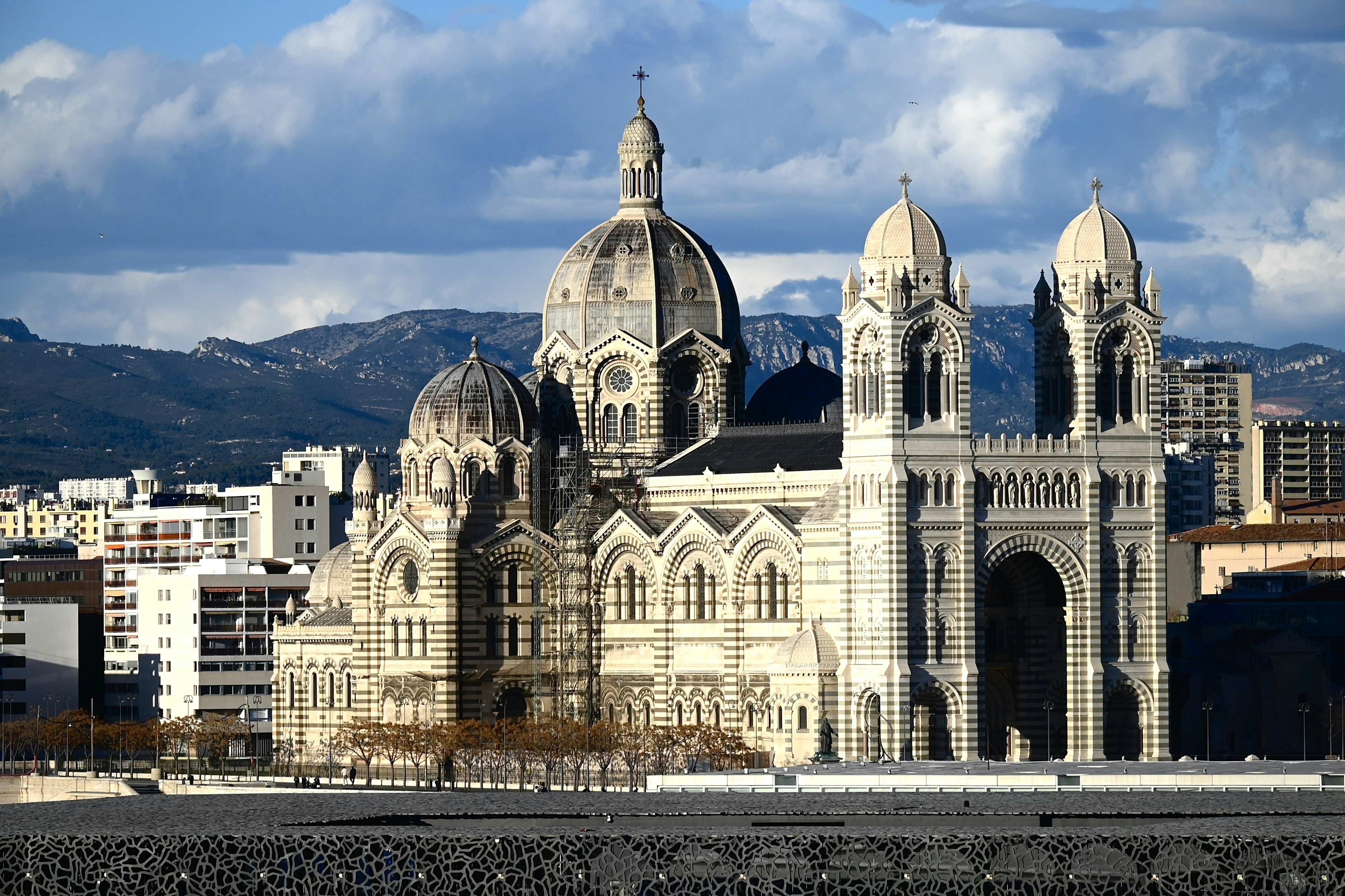 Eine große Kathedrale mitten in der Stadt