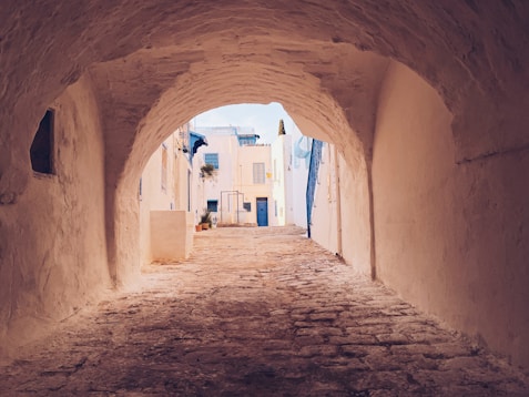 a narrow alley way with a cobblestone street