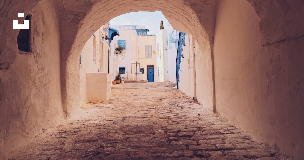 Une ruelle étroite avec une rue pavée photo – Image gratuite de Sidi ...