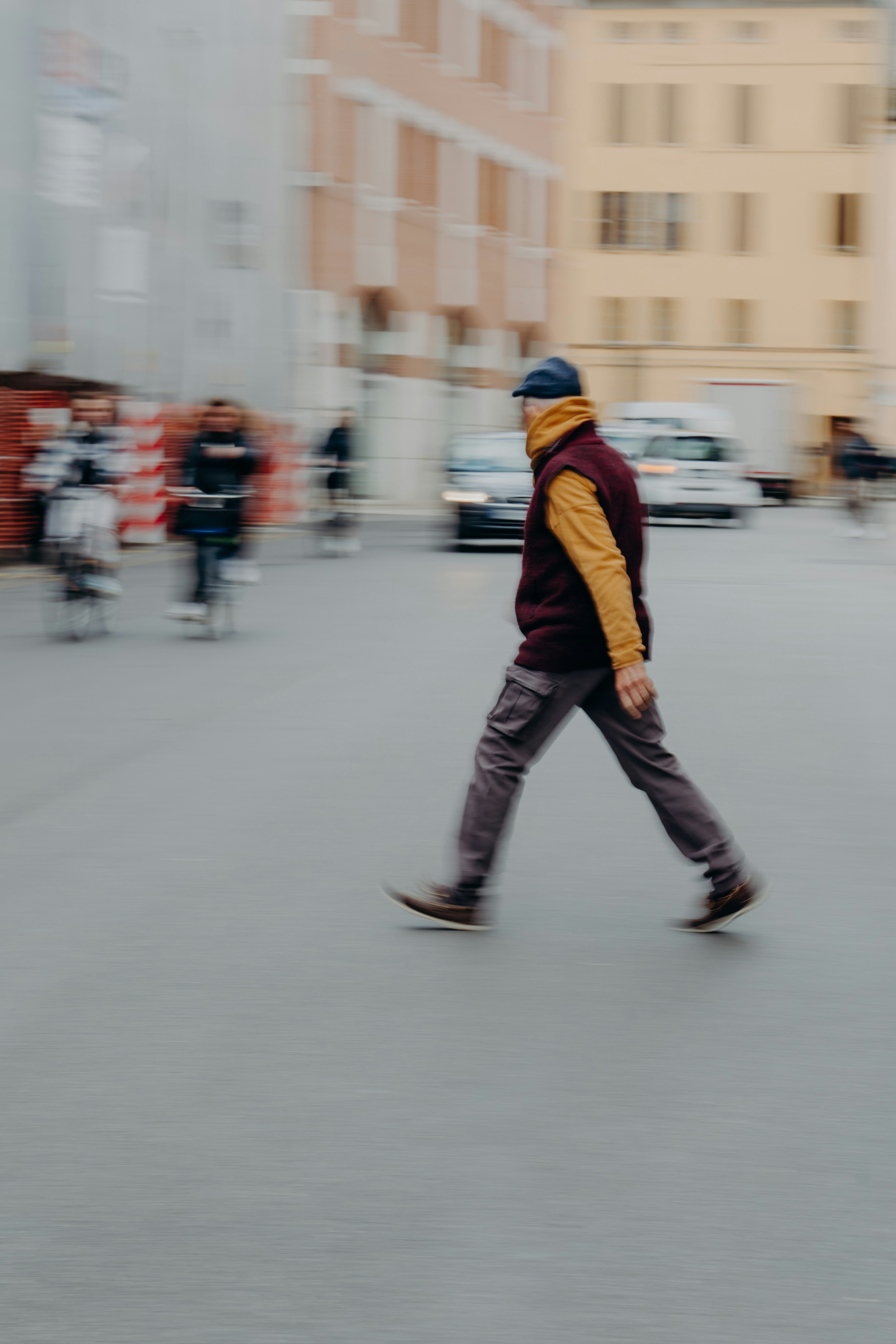 거리를 걷고 있는 남자의 흐릿한 사진
