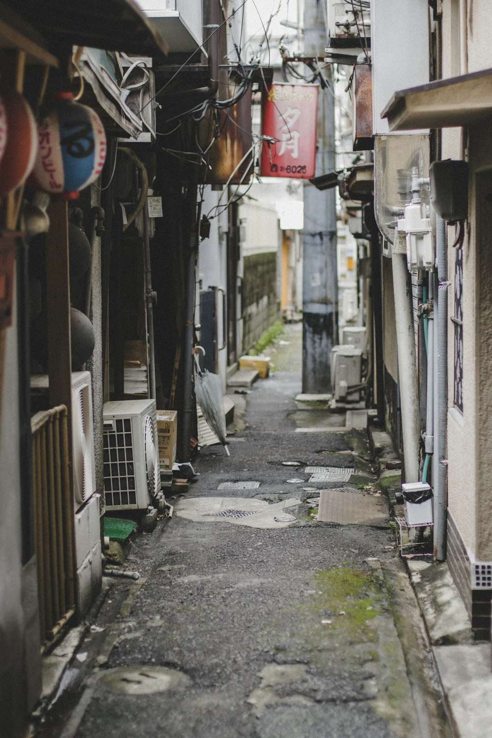 建物に看板のある狭い路地