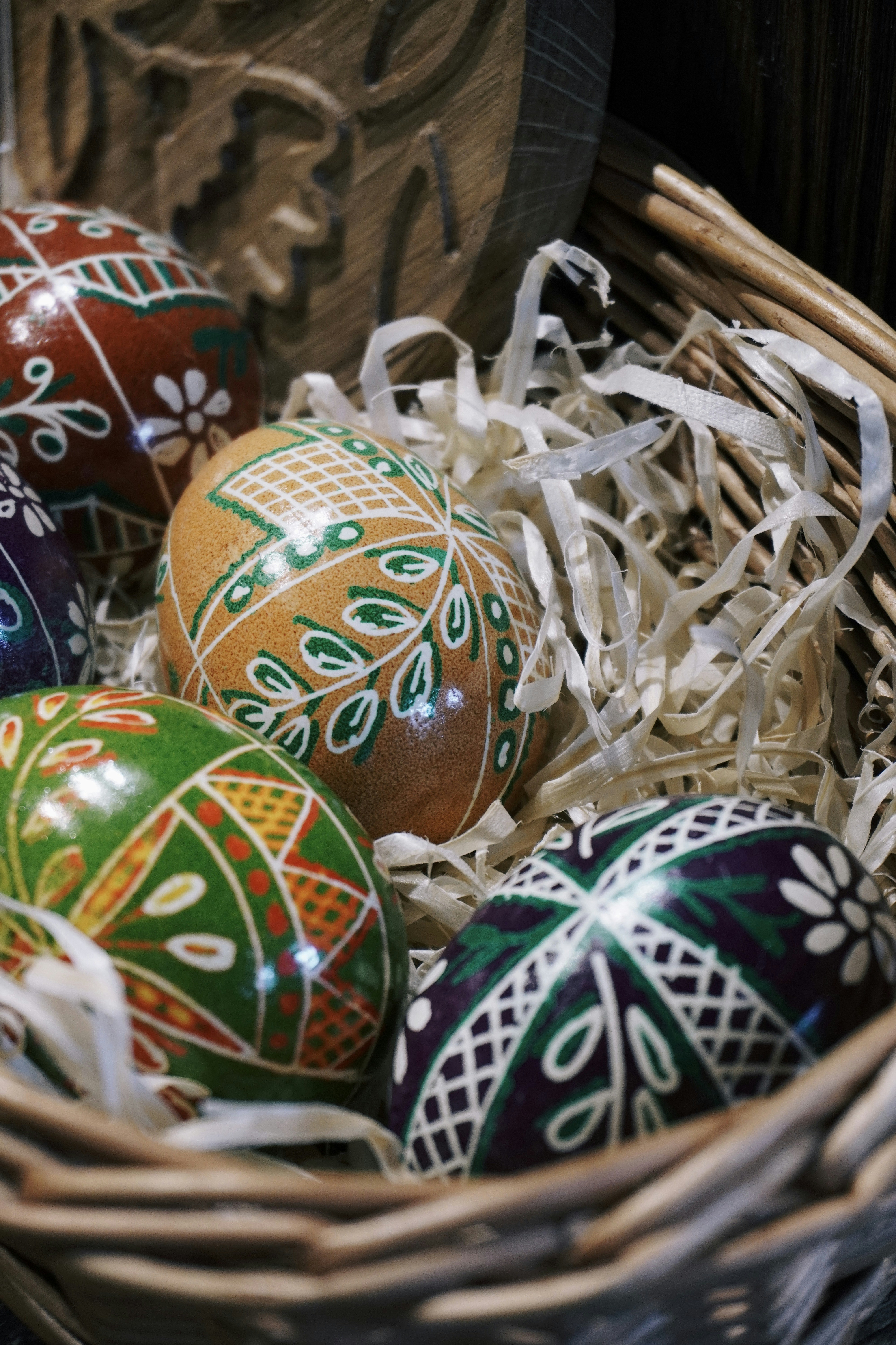 Un panier en osier rempli d’œufs de Pâques peints
