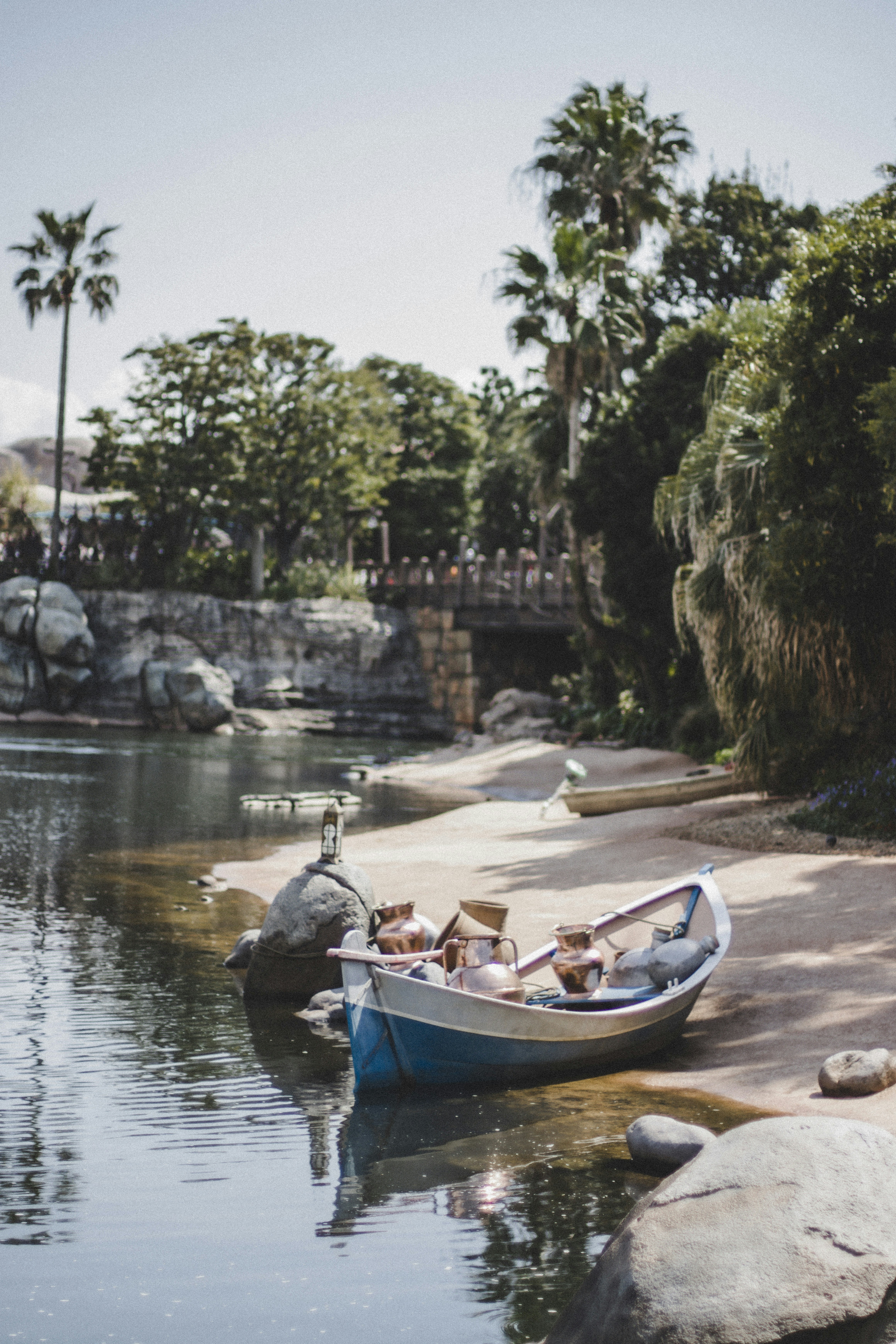 호숫가에 앉아있는 작은 보트