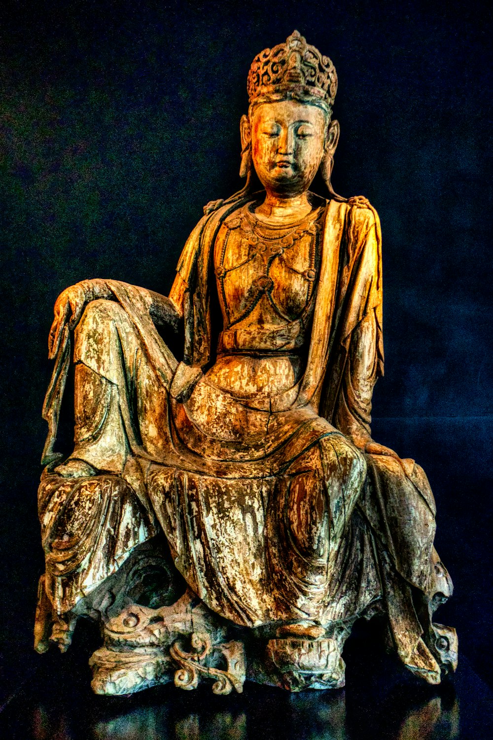 Una statua di Buddha seduta sopra un tavolo