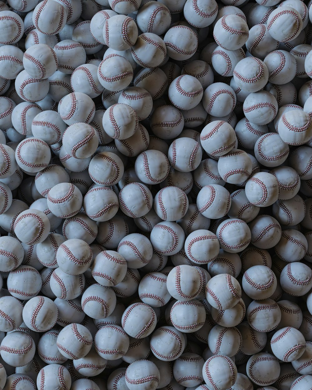 Una gran pila de pelotas de béisbol sentadas una encima de la otra