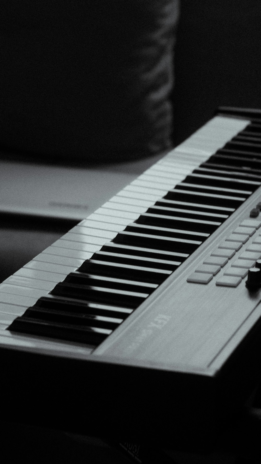 a black and white photo of a keyboard