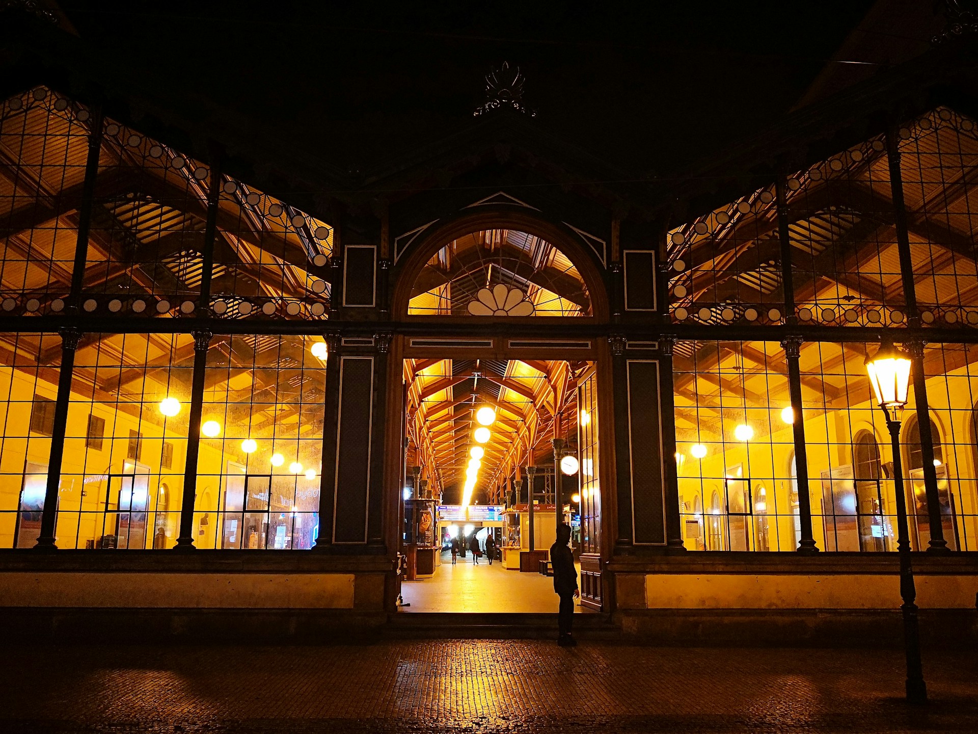 black and white bed linen