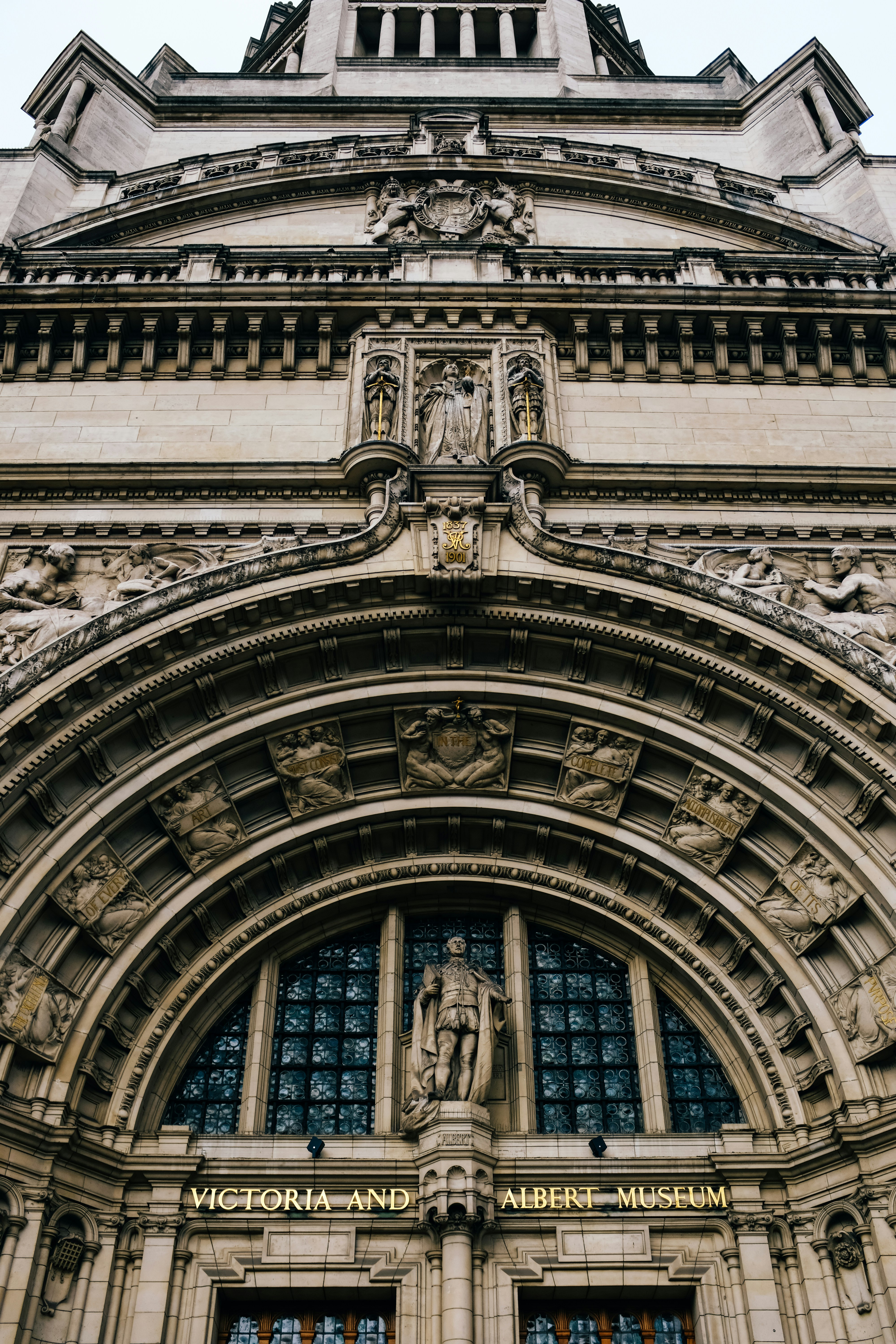 Photo by adrienolichon