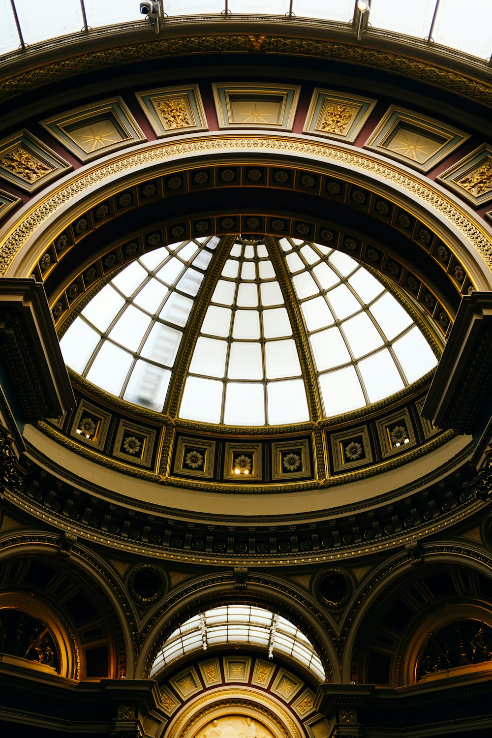 a view of the ceiling of a large building