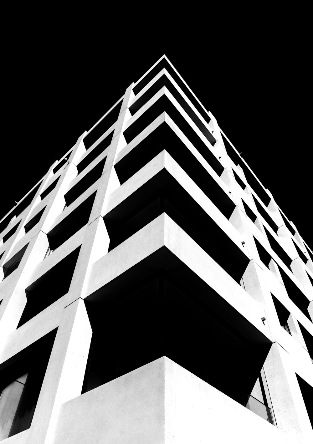 Una foto en blanco y negro de un edificio alto