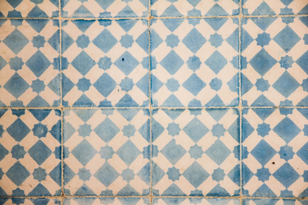 a blue and white tiled wall with a pattern