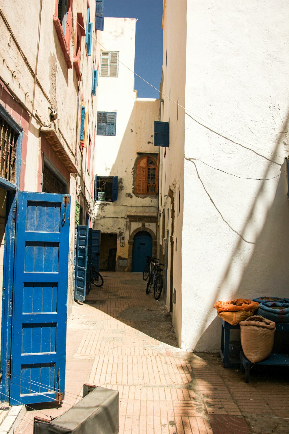 a narrow alley way with a blue door