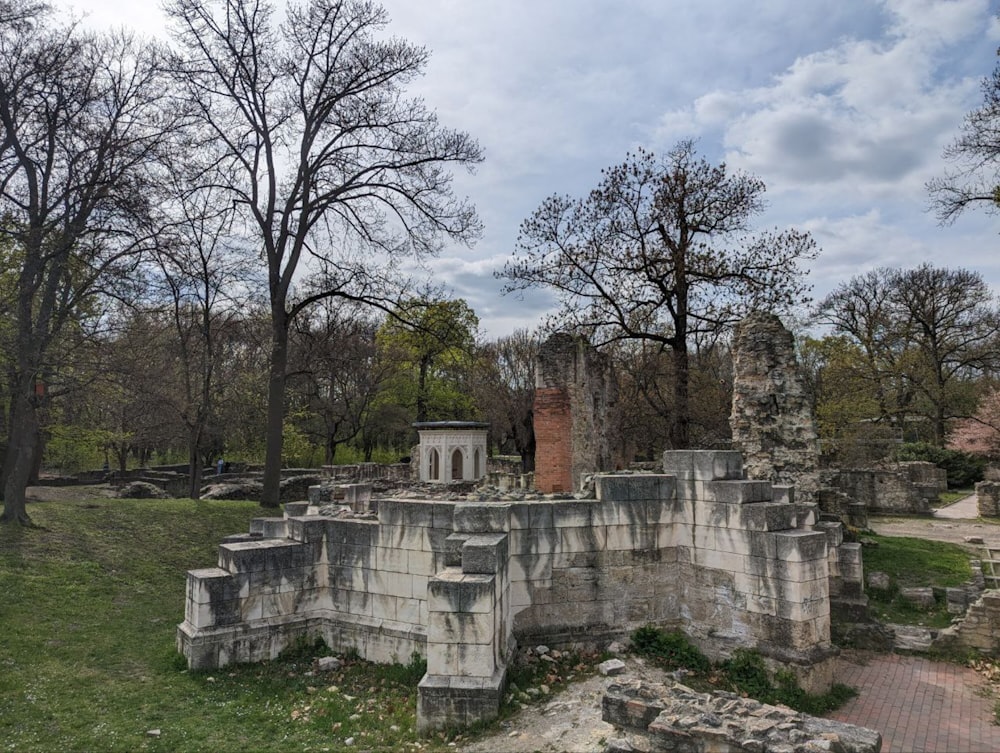 the ruins of a building in the middle of a park