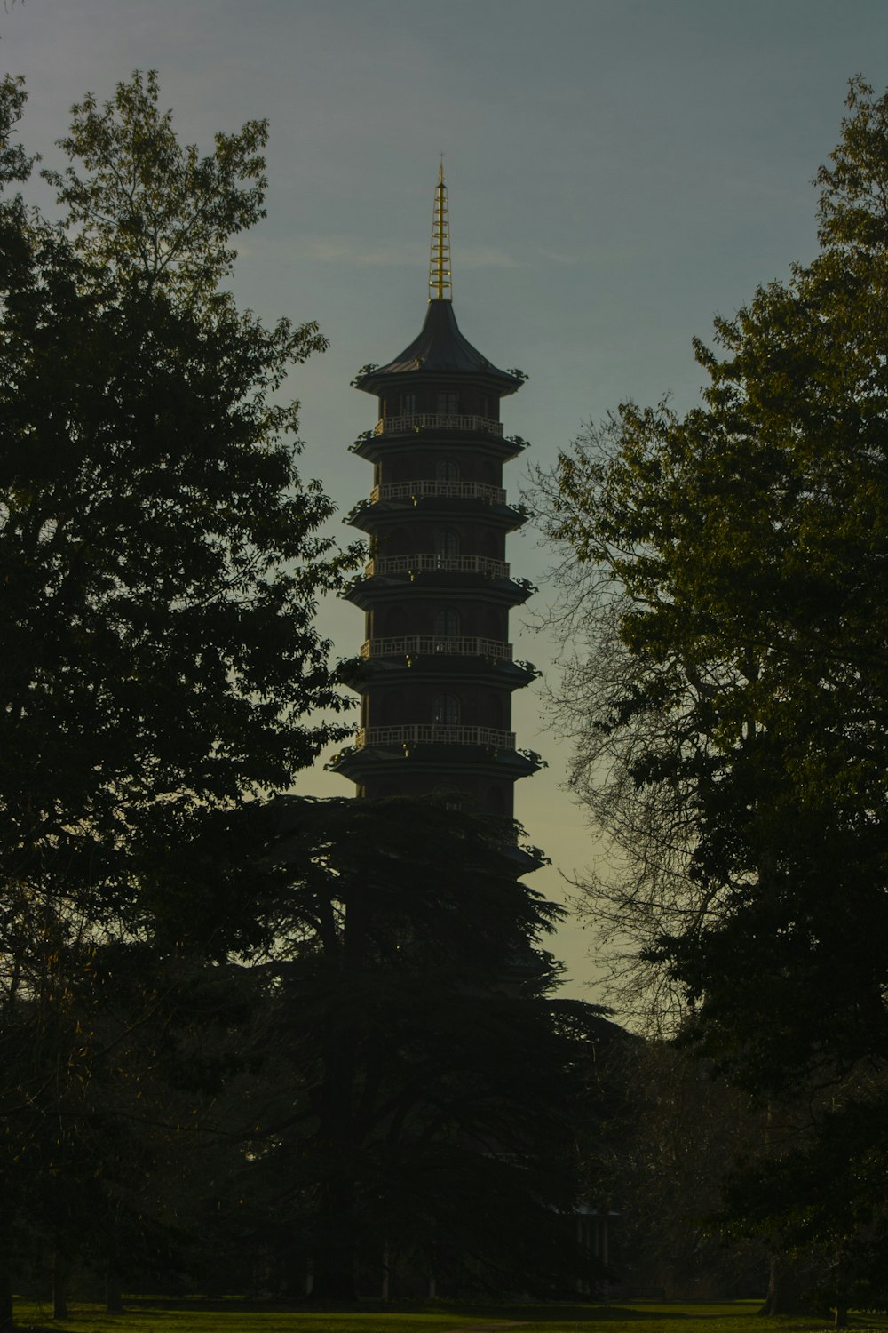 uma torre alta no meio de um parque