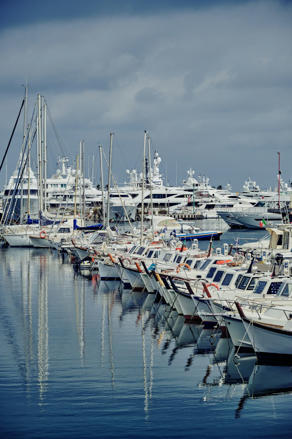 un montón de barcos que están sentados en el agua