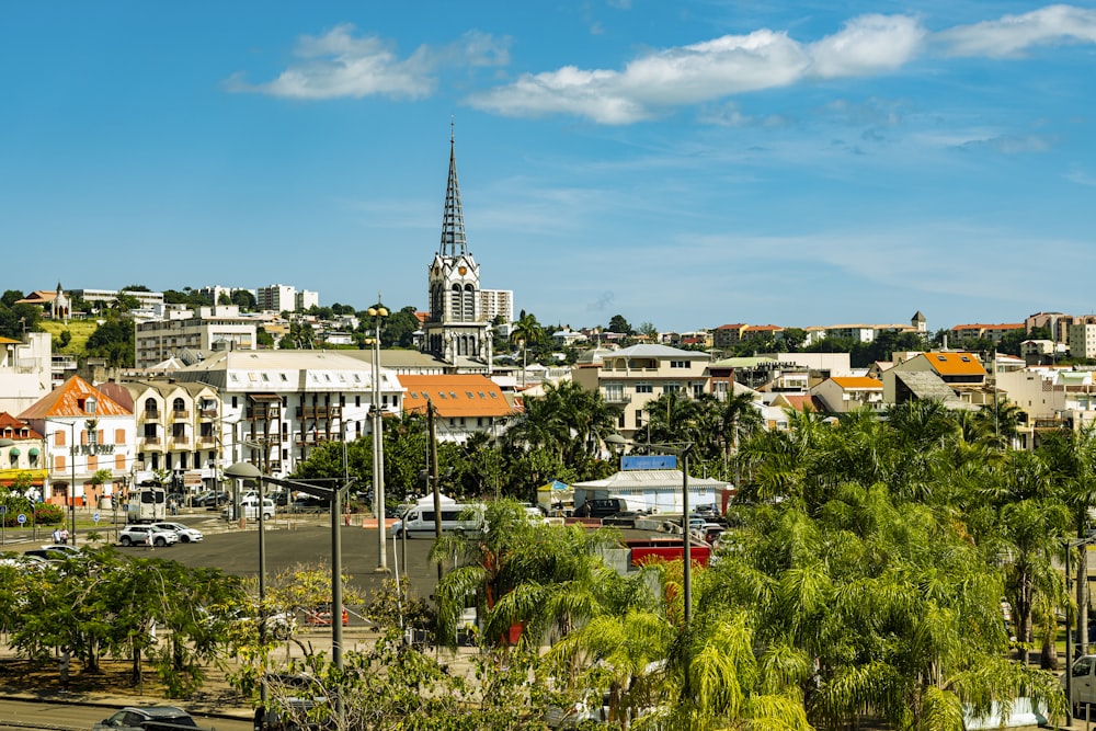 Una vista di una città con un campanile della chiesa sullo sfondo