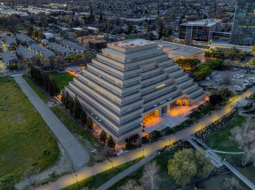 une vue aérienne d’un bâtiment dans une ville