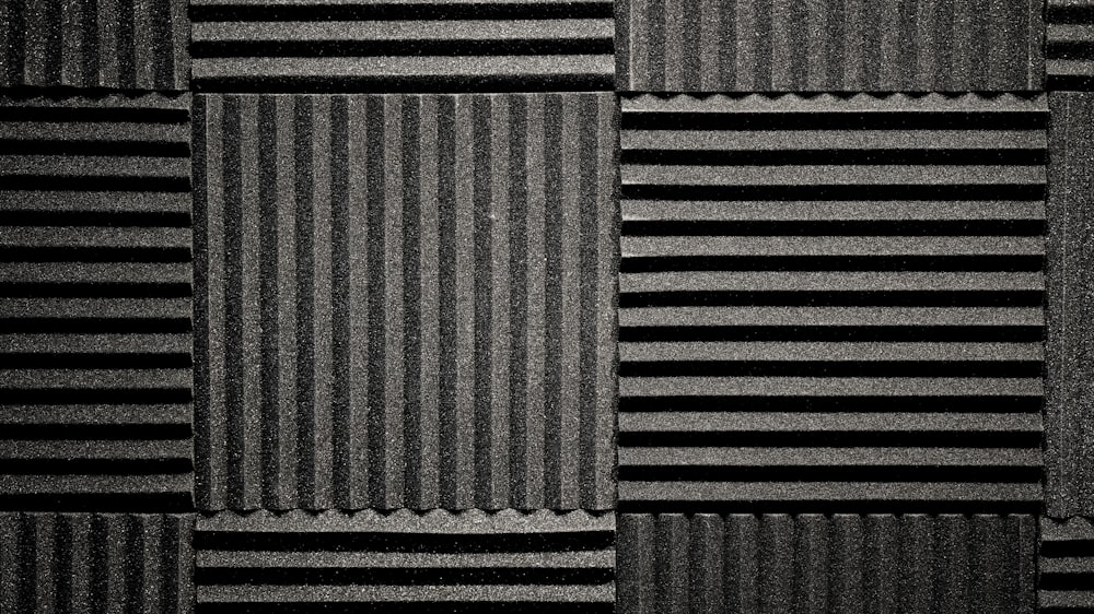 uma foto em preto e branco de uma parede feita de papelão ondulado