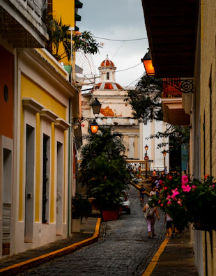 Colonial streets of Granada with vibrant buildings and cobblestone paths.
