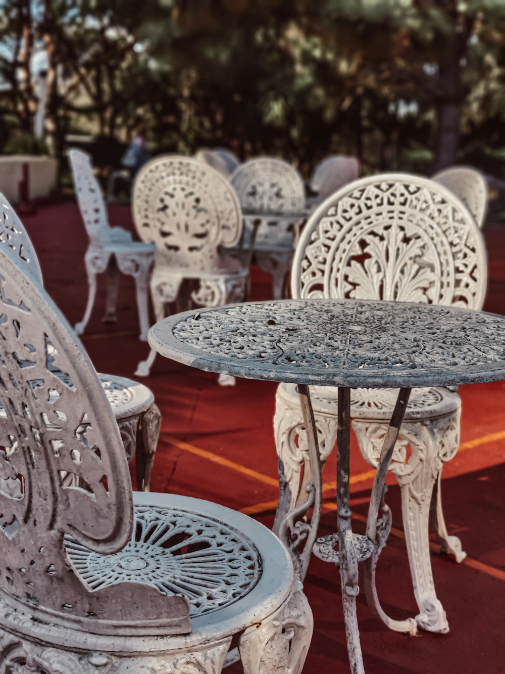 a bunch of chairs and tables that are outside