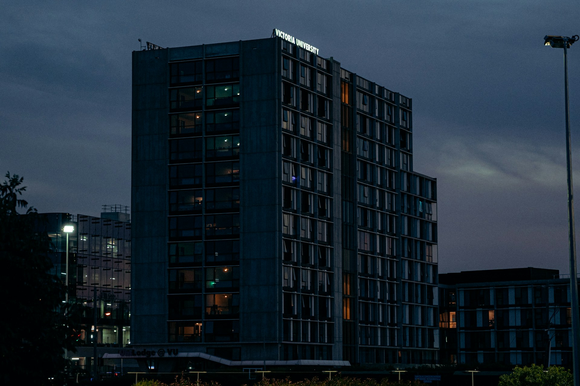 gray computer monitor