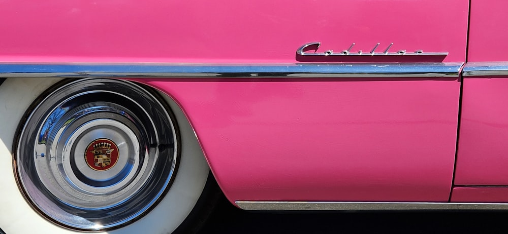 クロームリムのピンク色の車のクローズアップ