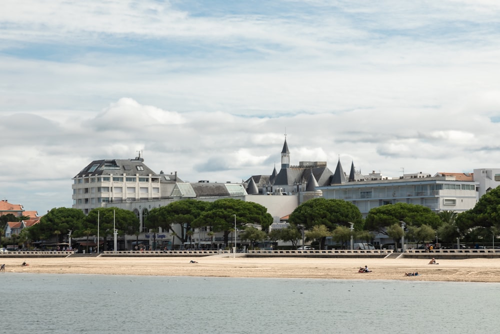 un grand plan d’eau à côté d’une plage