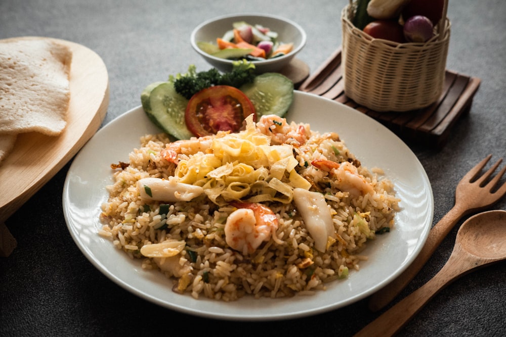 um prato de arroz com camarão e legumes