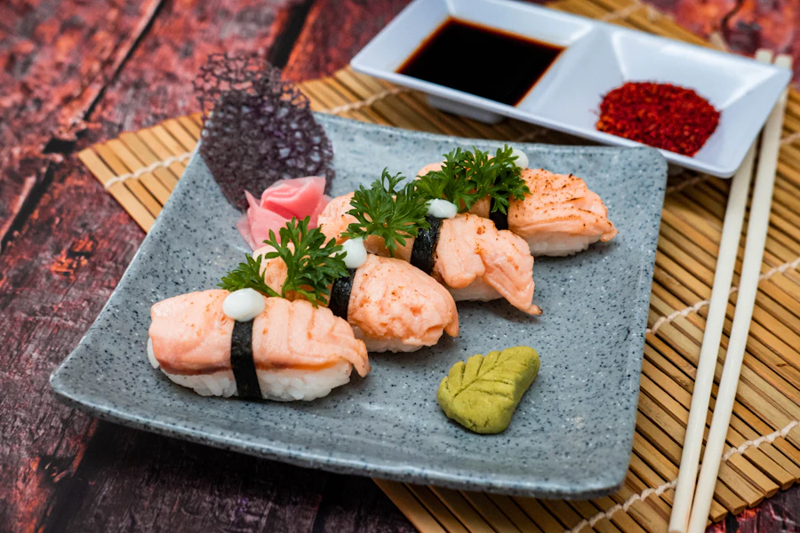Ebi Tempura Roll con salsa y cebollín