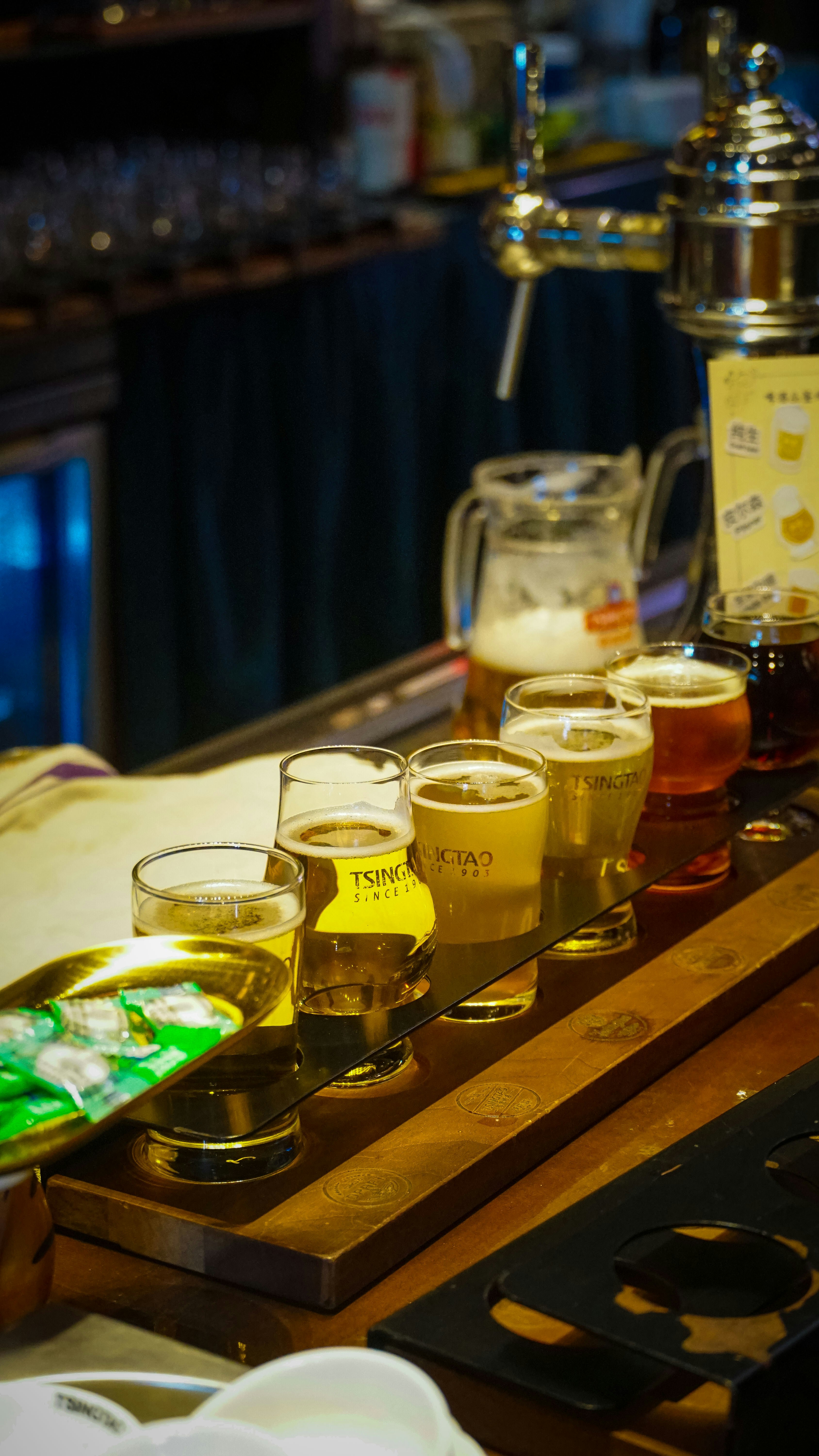 카운터 위에 앉아있는 맥주 잔