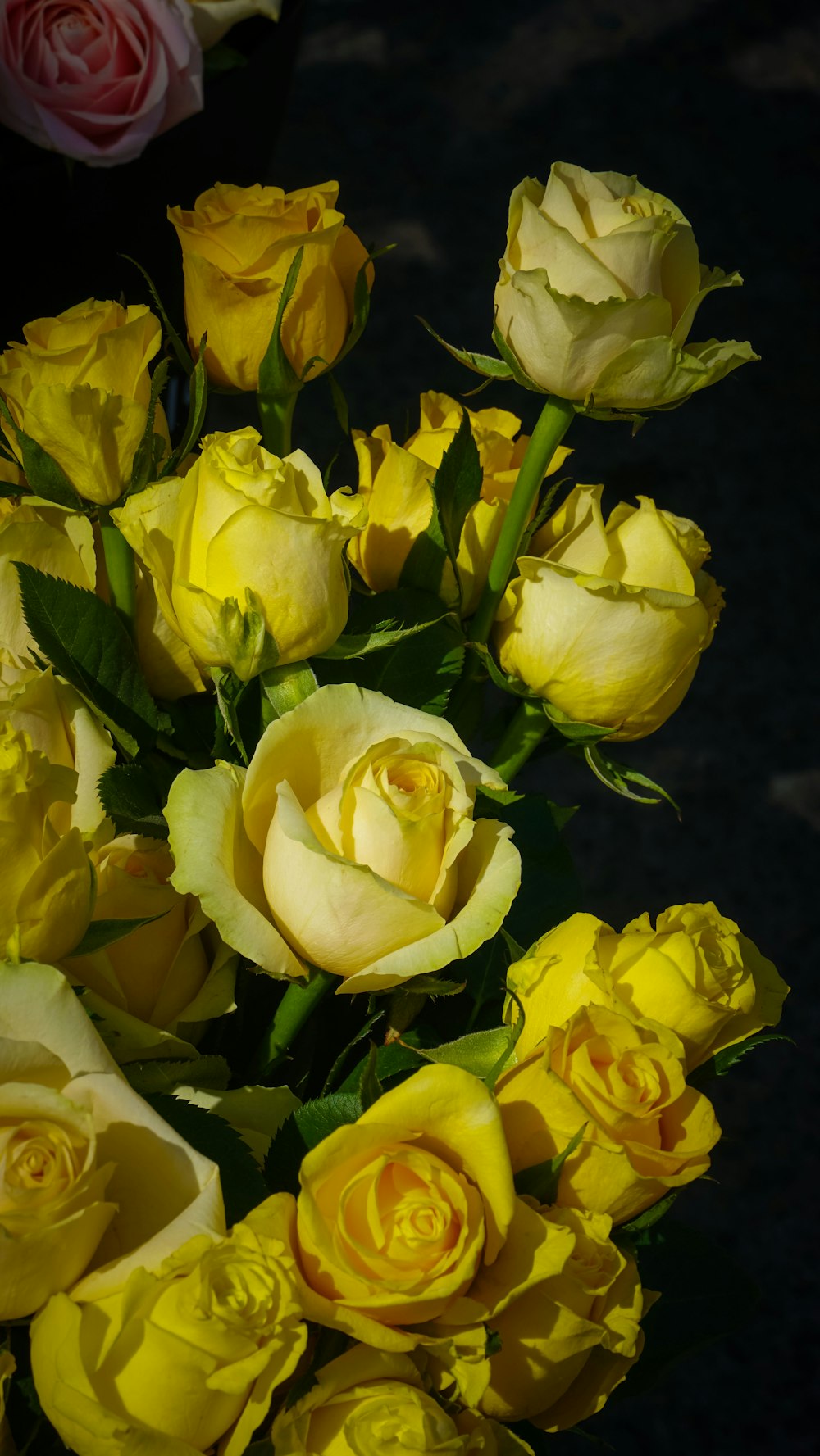a bouquet of yellow and white roses