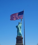 the statue of liberty is holding the american flag