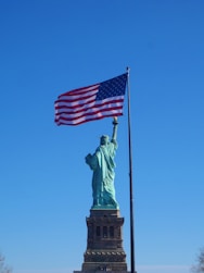 the statue of liberty is holding the american flag