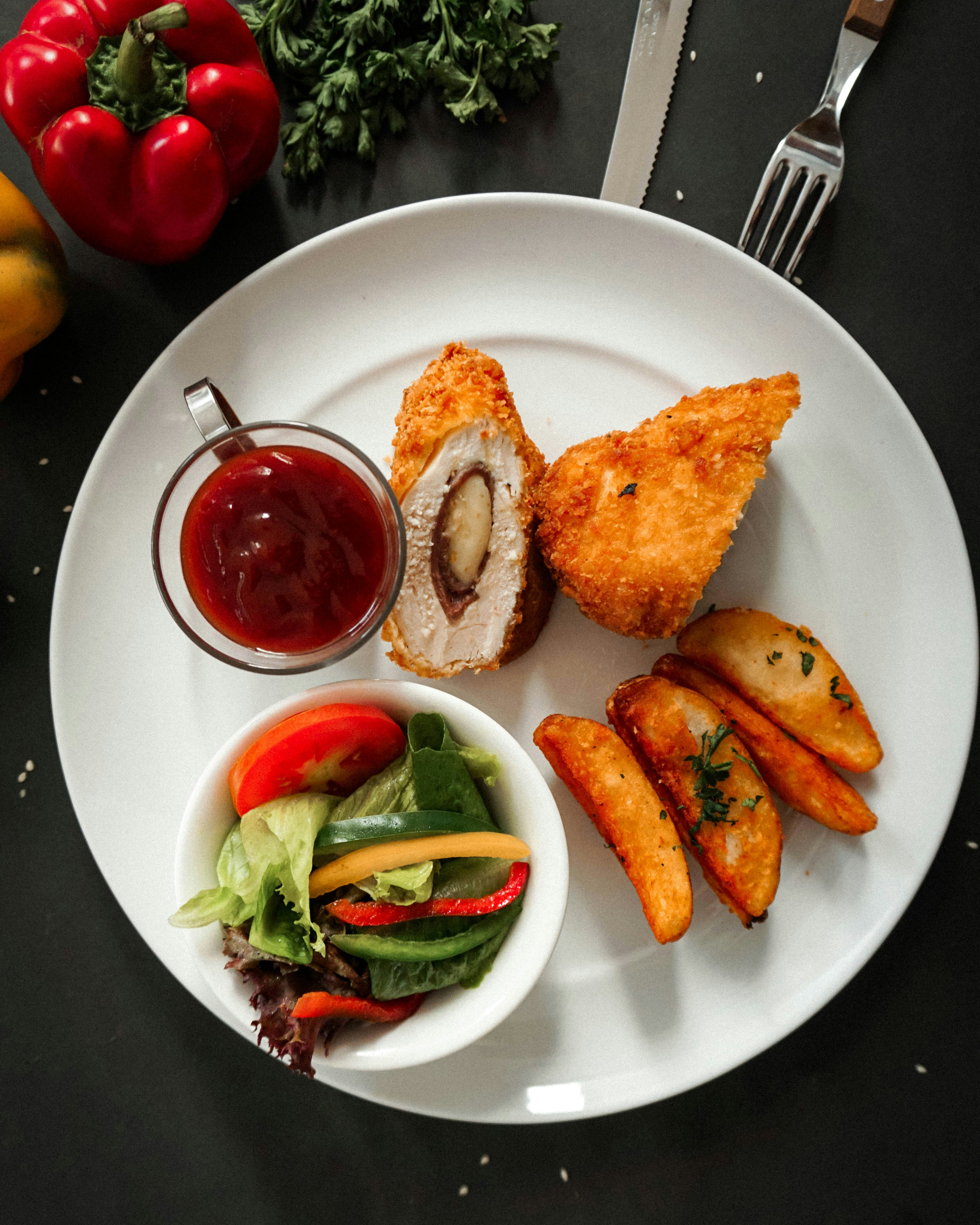 une assiette blanche garnie de viande et de légumes