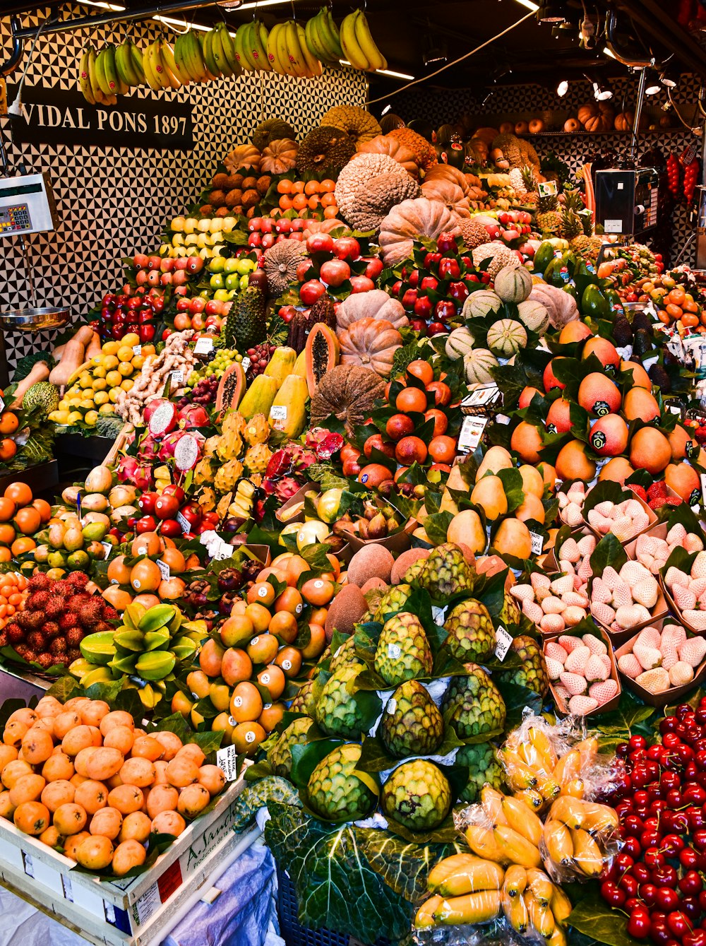 una grande esposizione di frutta e verdura in un mercato
